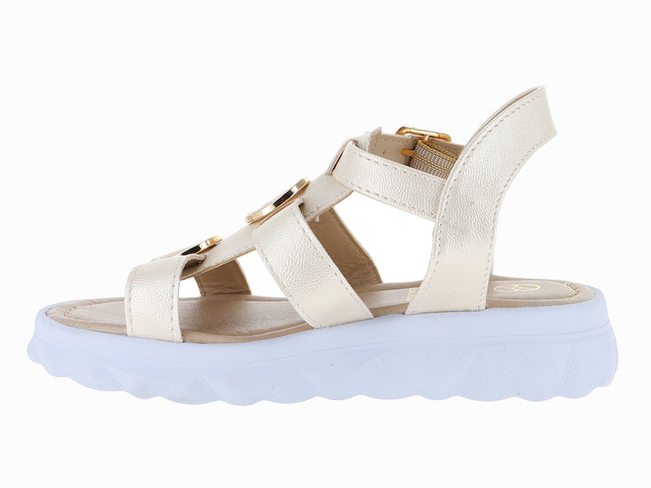 Sandalia color beige con suela blanca de plataforma y detalles en dorado.