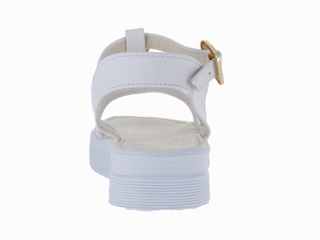Sandalia blanca de plataforma para niña con correa ajustable, hebilla dorada y detalles de tachuelas decorativas.