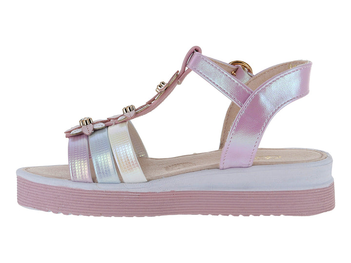 Sandalia para niña color rosa iridiscente con plataforma blanca y rosa y cierre de hebilla.