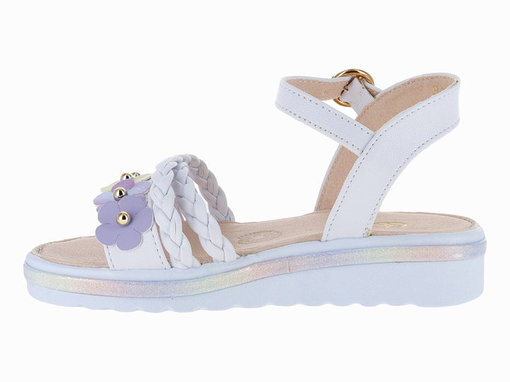 Sandalia blanca para niña con plataforma, correa trenzada y detalle de flor verde.