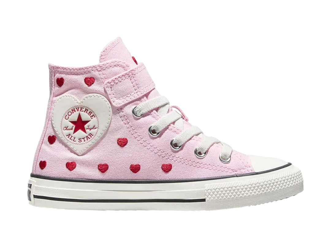 Tenis Converse rosas de bota con estampado de corazones rojos y un parche de corazón blanco.