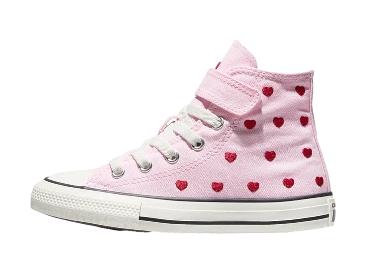 Tenis Converse rosas de bota con estampado de corazones rojos y un parche de corazón blanco.