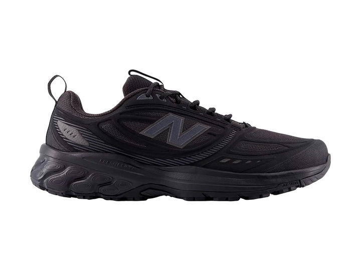 Zapato deportivo New Balance modelo 410 en color negro sólido con suela robusta y malla transpirable.