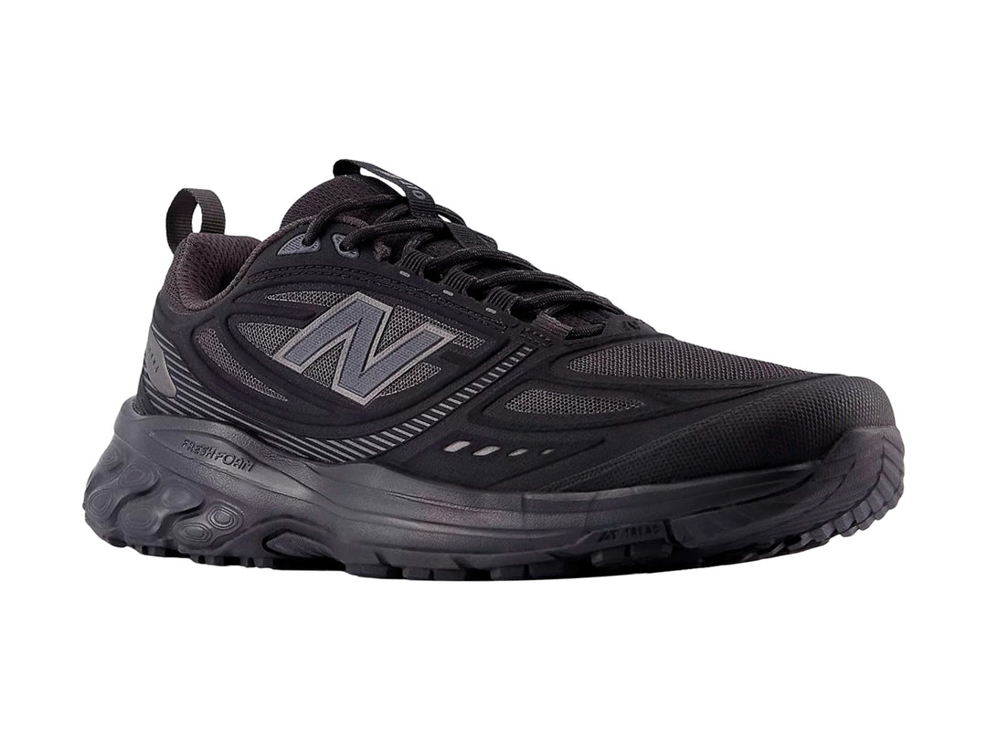 Zapato deportivo New Balance modelo 410 en color negro sólido con suela robusta y malla transpirable.
