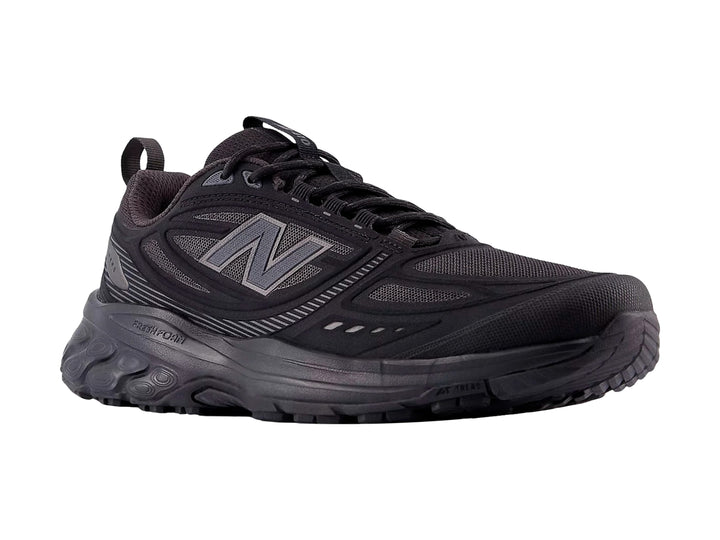 Zapato deportivo New Balance modelo 410 en color negro sólido con suela robusta y malla transpirable.