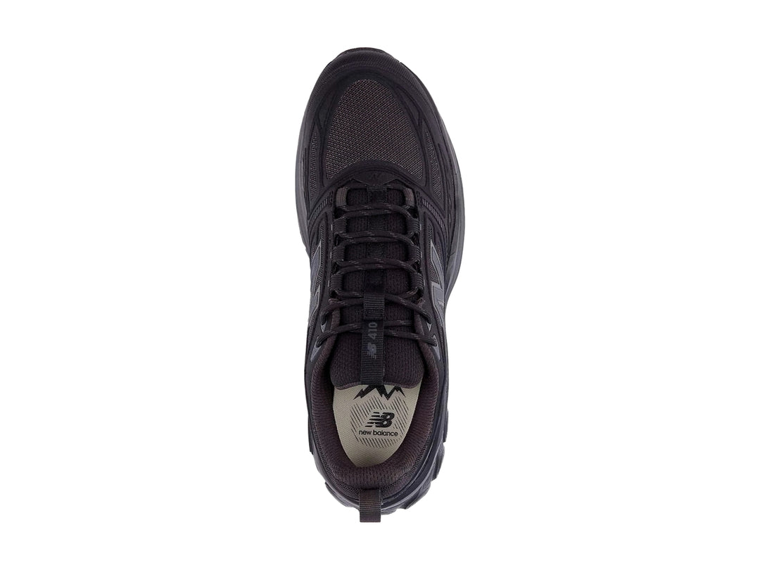 Zapato deportivo New Balance modelo 410 en color negro sólido con suela robusta y malla transpirable.