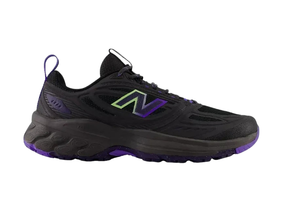 Tenis deportivos New Balance color negro con detalles en morado y suela rugosa.