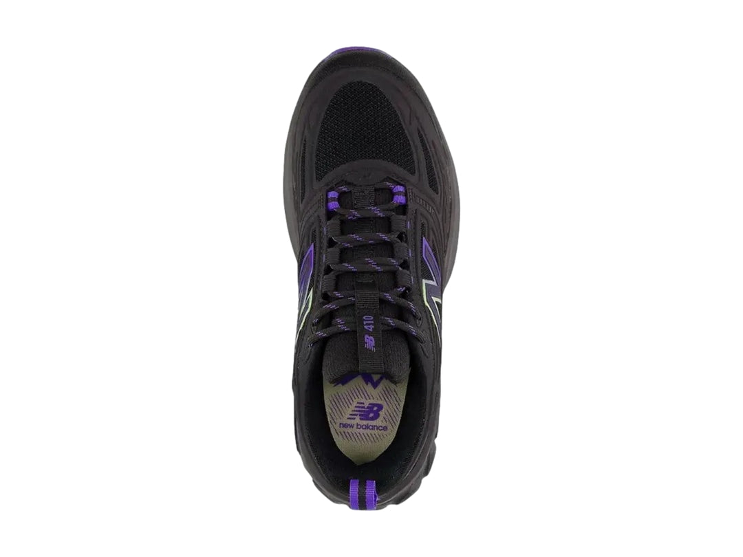 Tenis deportivos New Balance color negro con detalles en morado y suela rugosa.