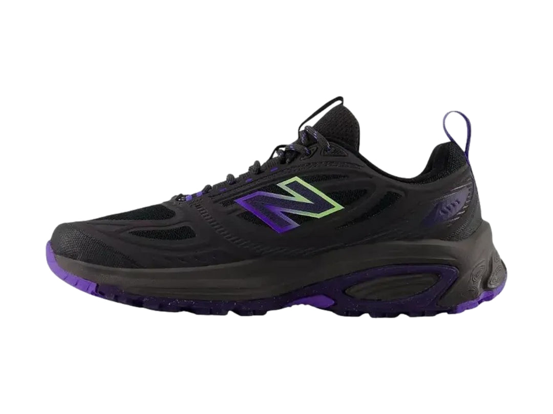 Tenis deportivos New Balance color negro con detalles en morado y suela rugosa.