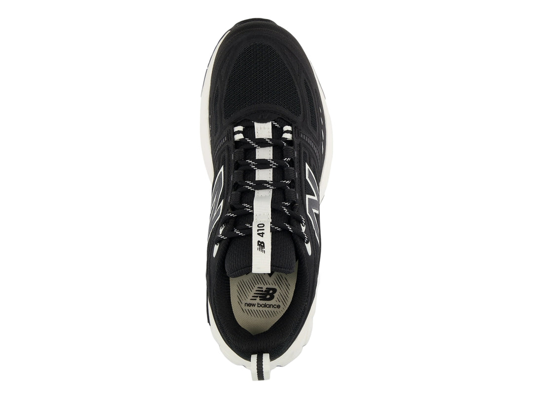 Tenis New Balance 410 color negro con suela blanca para mujer.