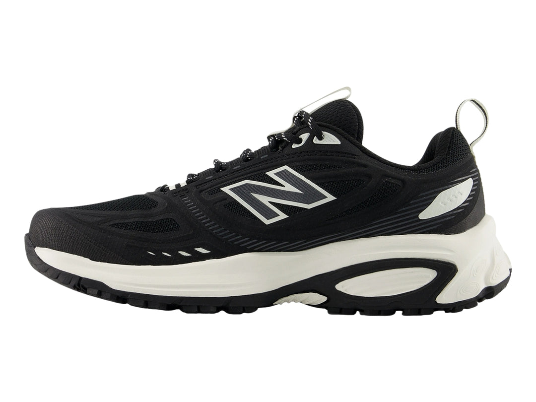 Tenis New Balance 410 color negro con suela blanca para mujer.