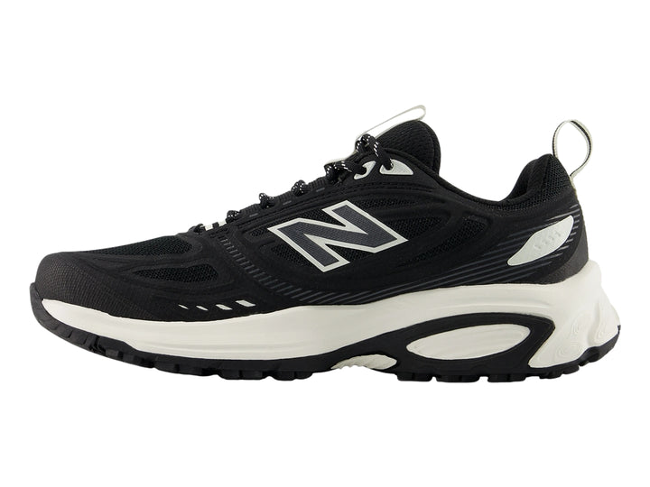 Tenis New Balance 410 color negro con suela blanca para mujer.