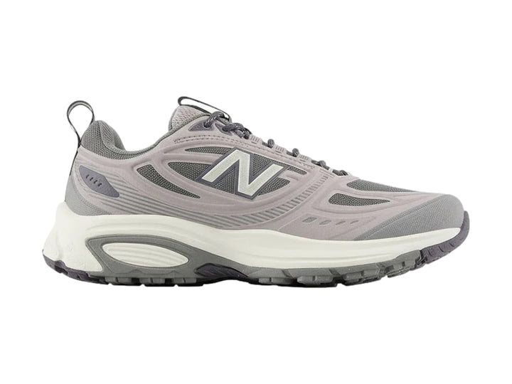 Tenis deportivos New Balance color gris con suela blanca y tejido de malla.