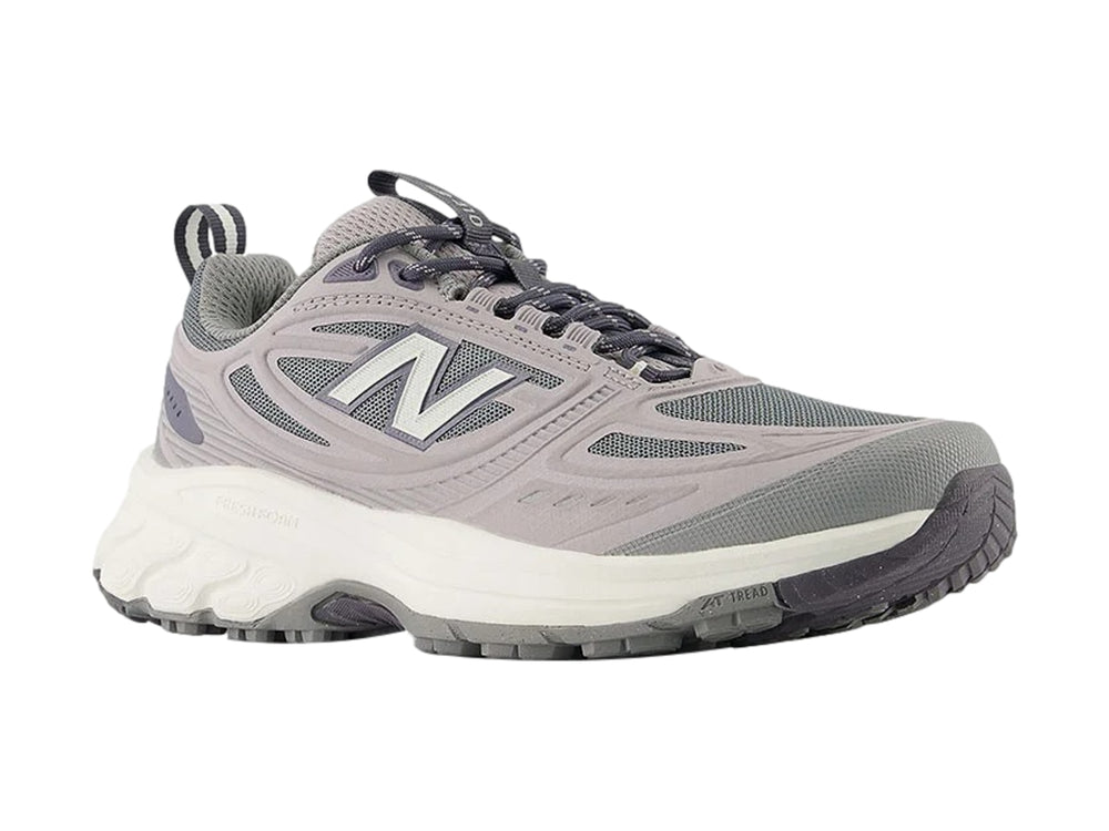 Tenis deportivos New Balance color gris con suela blanca y tejido de malla.
