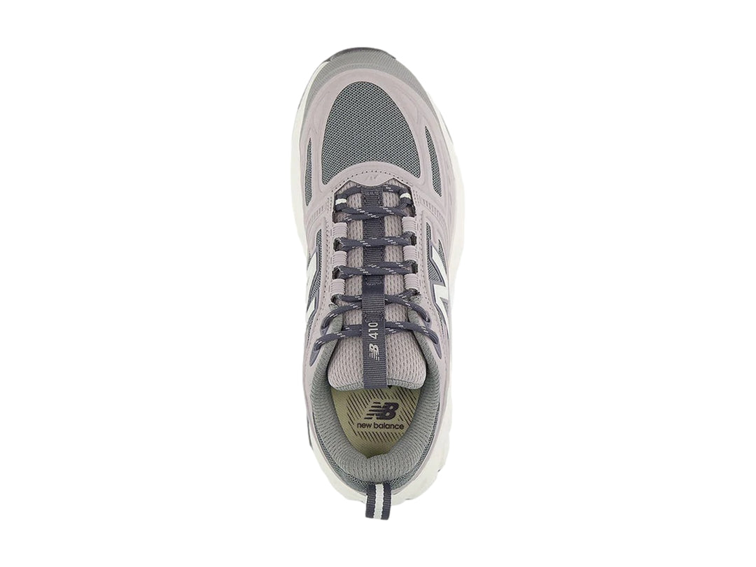 Tenis deportivos New Balance color gris con suela blanca y tejido de malla.