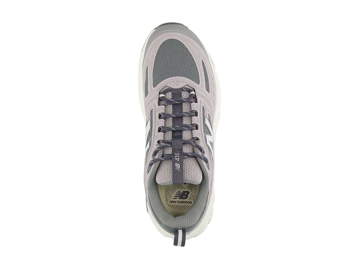 Tenis deportivos New Balance color gris con suela blanca y tejido de malla.