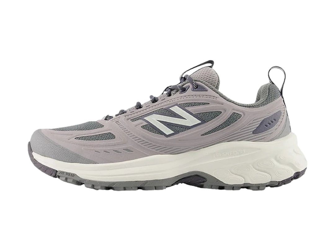 Tenis deportivos New Balance color gris con suela blanca y tejido de malla.