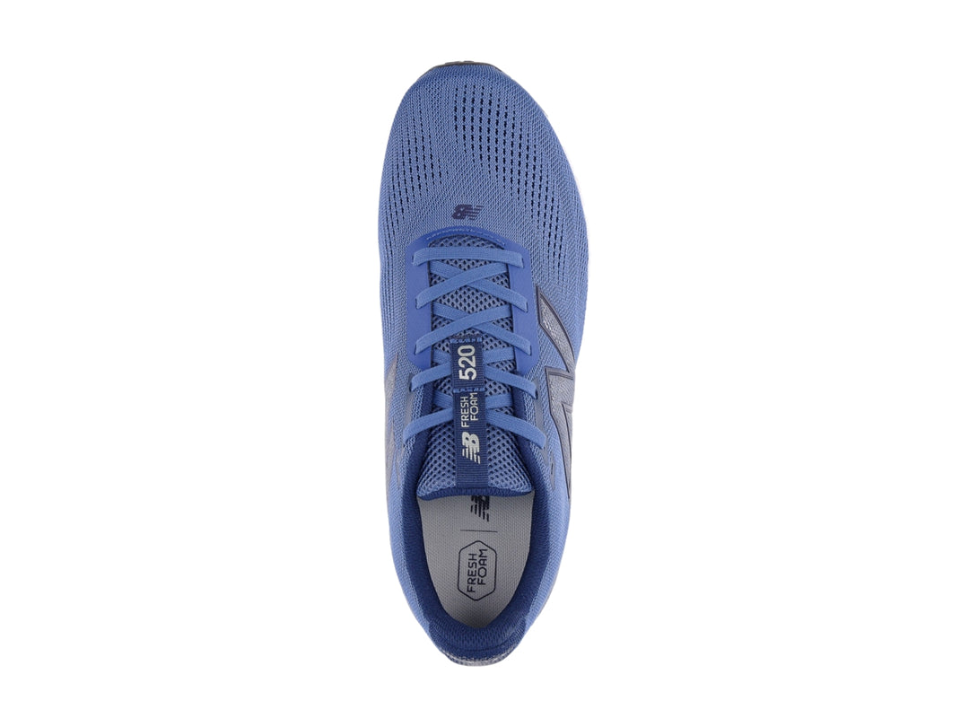 Tenis New Balance 520 color azul con suela blanca para hombre.