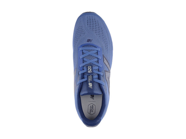 Tenis New Balance 520 color azul con suela blanca para hombre.