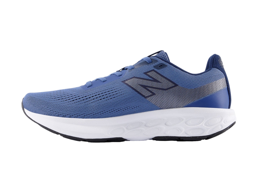 Tenis New Balance 520 color azul con suela blanca para hombre.