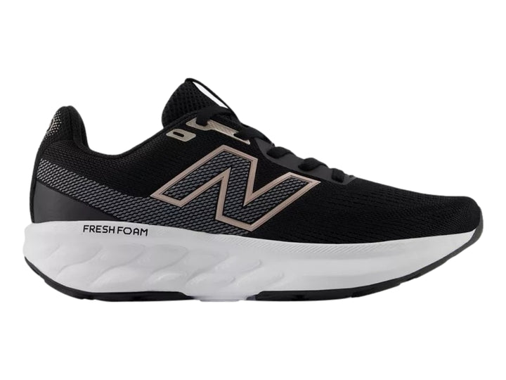 Tenis New Balance modelo 520 en color negro con suela blanca y detalles en rosa, vista lateral.