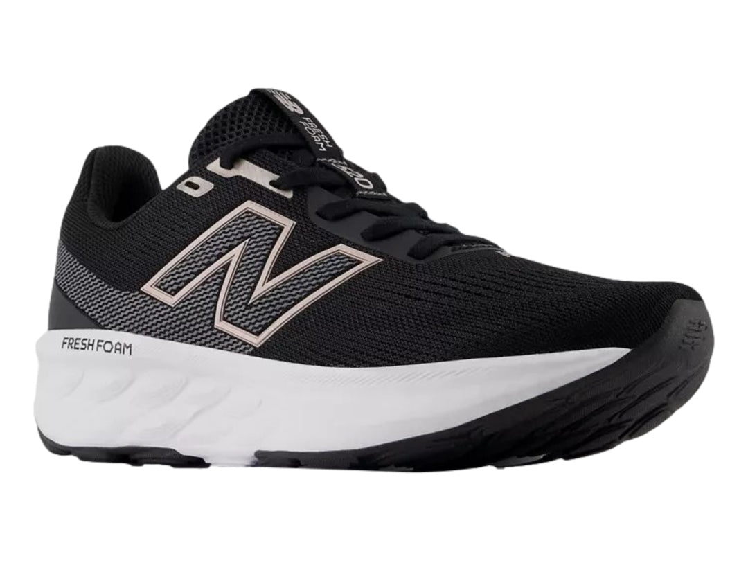 Tenis New Balance modelo 520 en color negro con suela blanca y detalles en rosa, vista lateral.