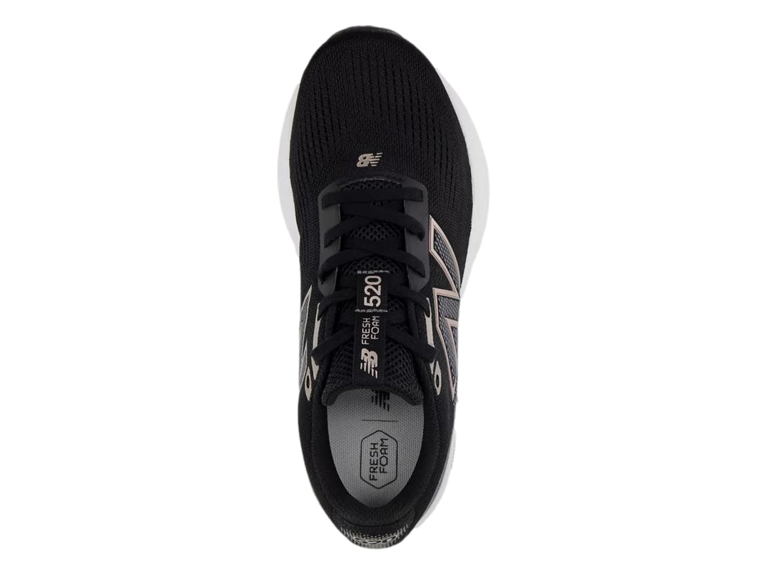 Tenis New Balance modelo 520 en color negro con suela blanca y detalles en rosa, vista lateral.