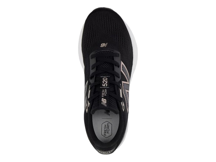 Tenis New Balance modelo 520 en color negro con suela blanca y detalles en rosa, vista lateral.