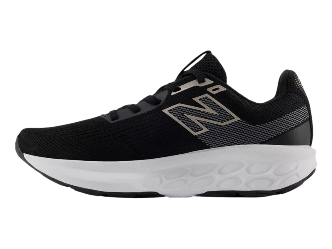 Tenis New Balance modelo 520 en color negro con suela blanca y detalles en rosa, vista lateral.