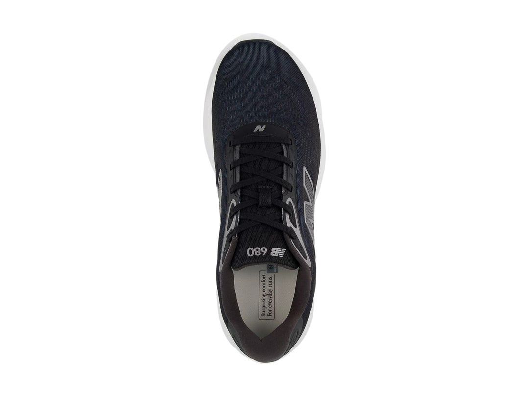 Tenis New Balance 680 para hombre en color negro con suela blanca.