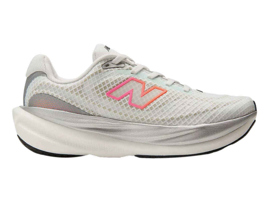 Tenis New Balance 1080 blanco para mujer con suela blanca y detalles en gris.