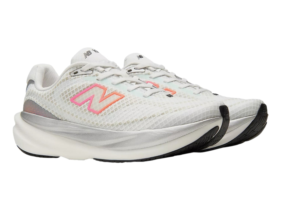 Tenis New Balance 1080 blanco para mujer con suela blanca y detalles en gris.