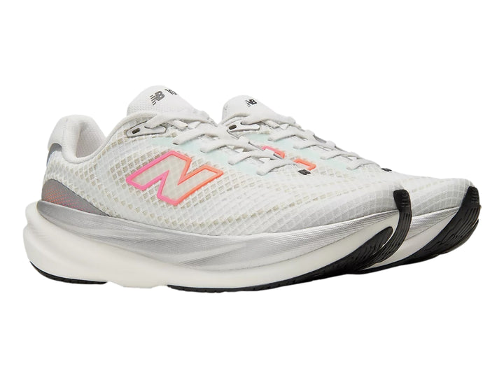 Tenis New Balance 1080 blanco para mujer con suela blanca y detalles en gris.