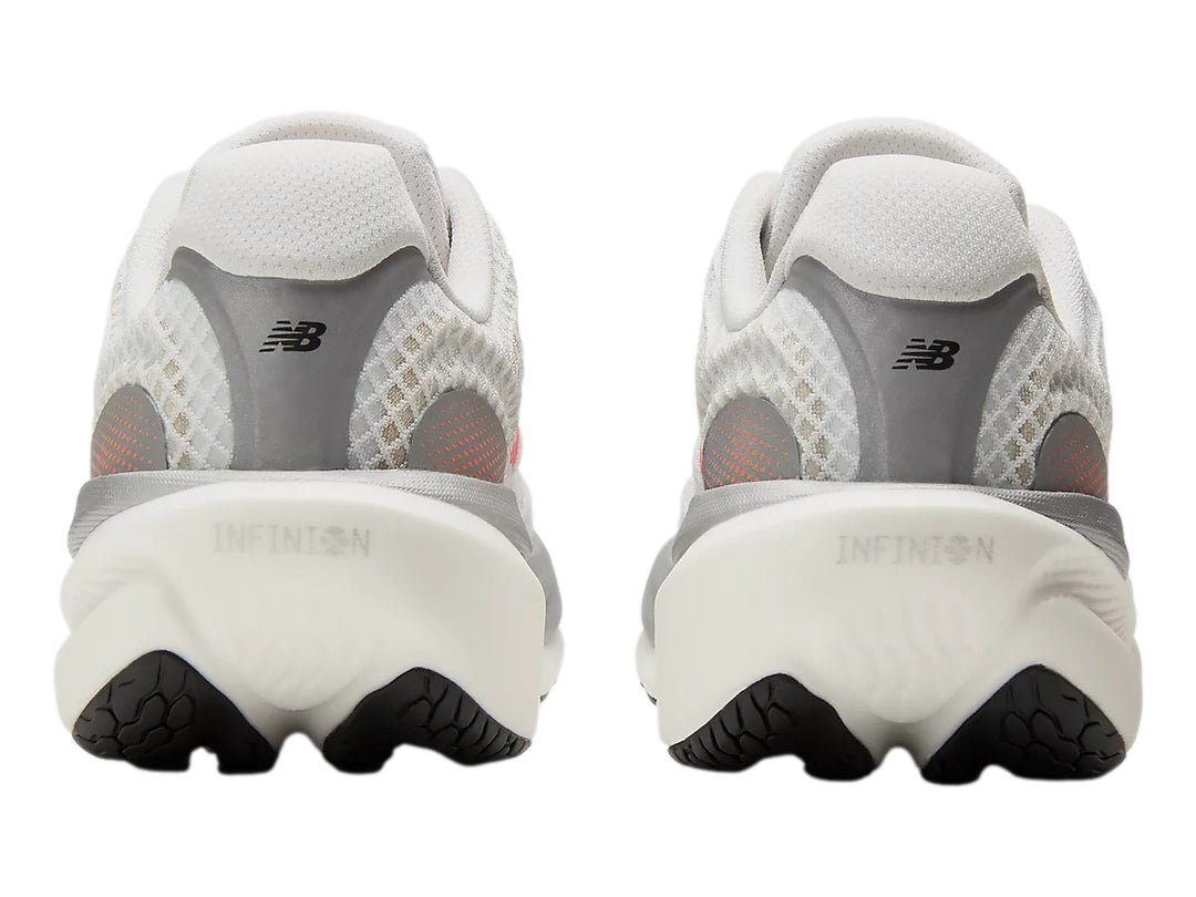 Tenis New Balance 1080 blanco para mujer con suela blanca y detalles en gris.