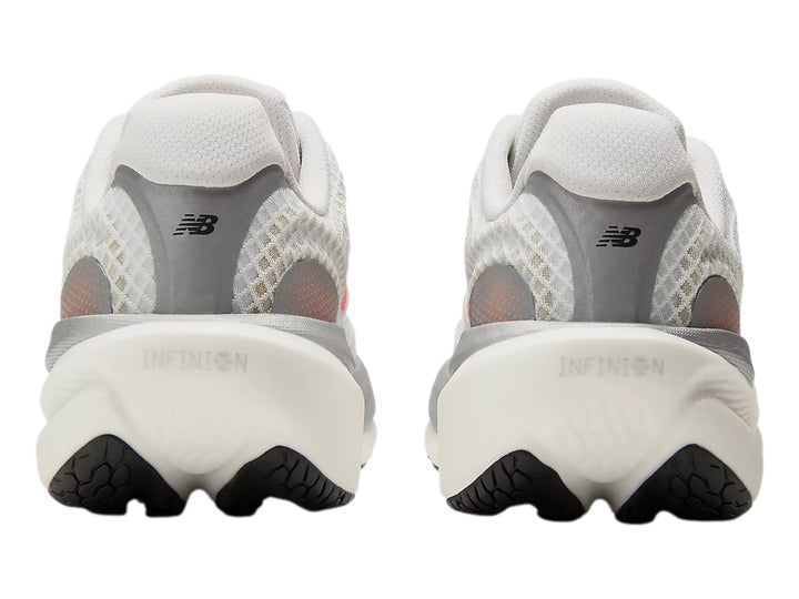 Tenis New Balance 1080 blanco para mujer con suela blanca y detalles en gris.