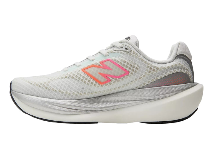 Tenis New Balance 1080 blanco para mujer con suela blanca y detalles en gris.
