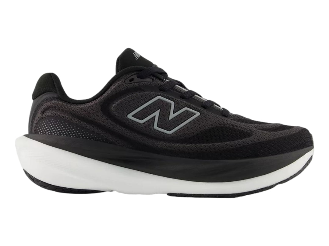 Tenis New Balance modelo 1080 en color negro con suela blanca y logotipo N en el lateral.