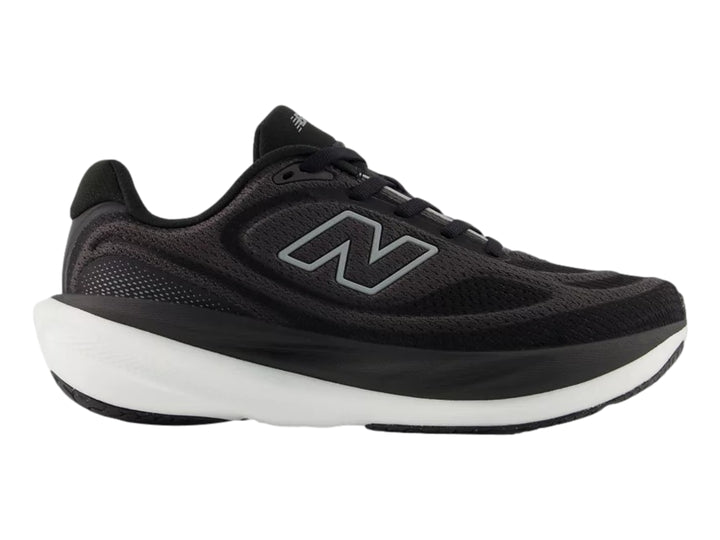 Tenis New Balance modelo 1080 en color negro con suela blanca y logotipo N en el lateral.