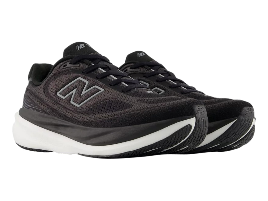 Tenis New Balance modelo 1080 en color negro con suela blanca y logotipo N en el lateral.