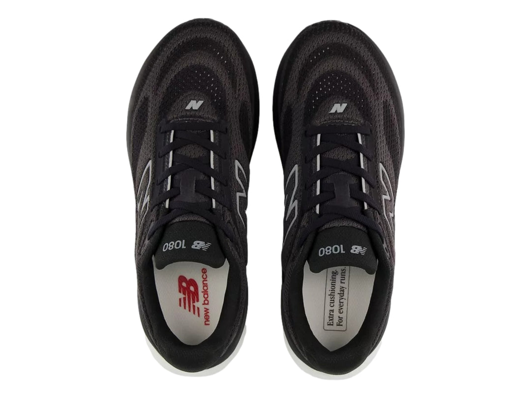 Tenis New Balance modelo 1080 en color negro con suela blanca y logotipo N en el lateral.