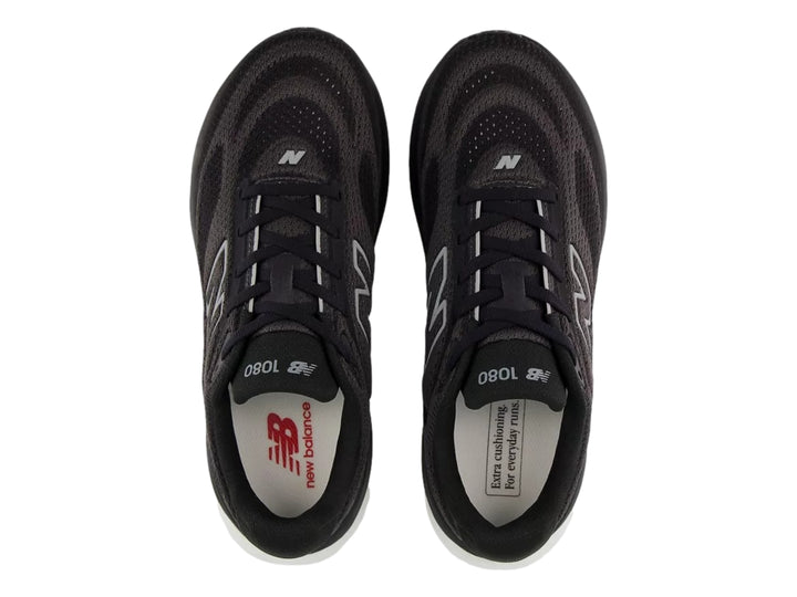 Tenis New Balance modelo 1080 en color negro con suela blanca y logotipo N en el lateral.