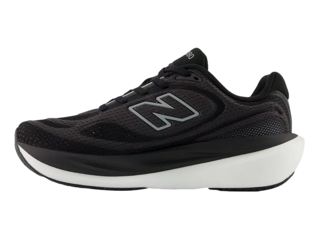Tenis New Balance modelo 1080 en color negro con suela blanca y logotipo N en el lateral.