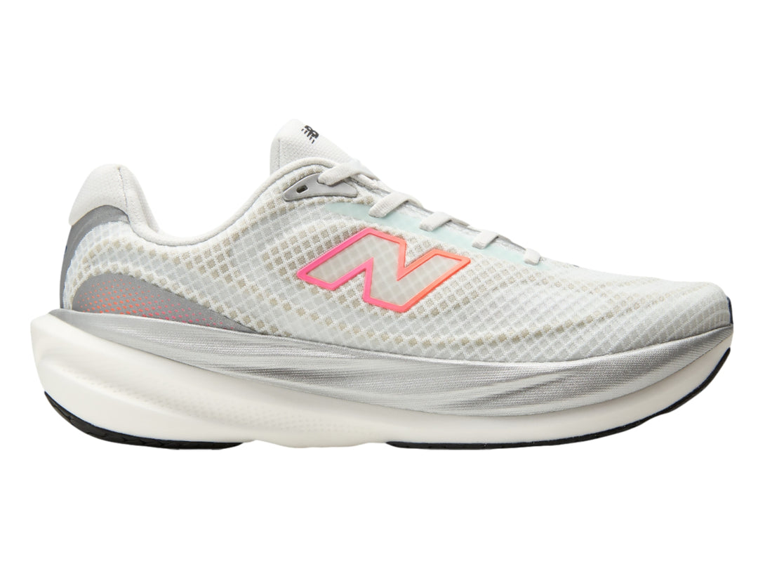 Tenis New Balance 1080 blancos para hombre con detalles en rosa y suela blanca.