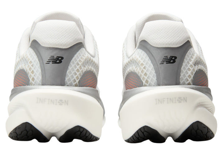 Tenis New Balance 1080 blancos para hombre con detalles en rosa y suela blanca.