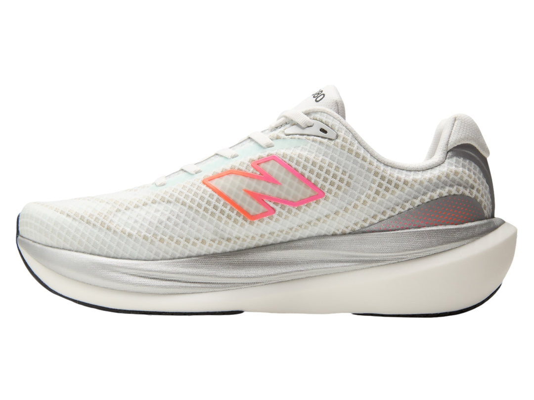 Tenis New Balance 1080 blancos para hombre con detalles en rosa y suela blanca.