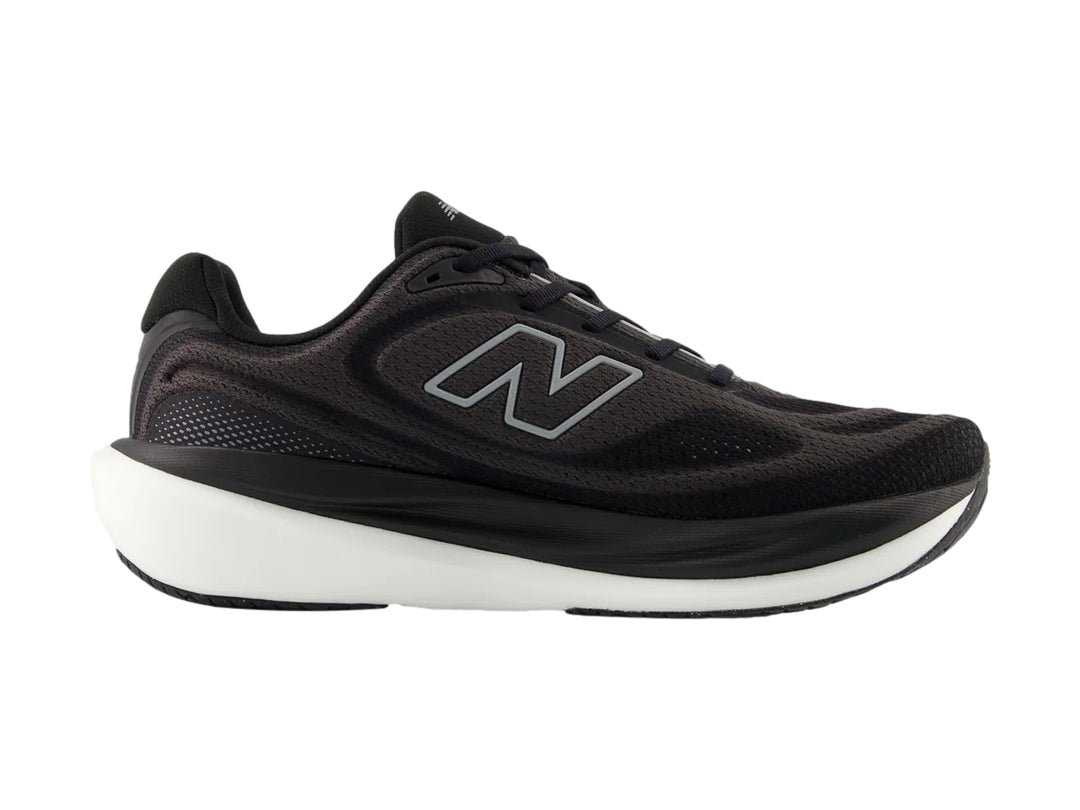 Tenis New Balance color negro con suela blanca y logotipo N en el lateral.
