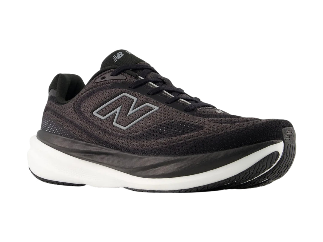 Tenis New Balance color negro con suela blanca y logotipo N en el lateral.