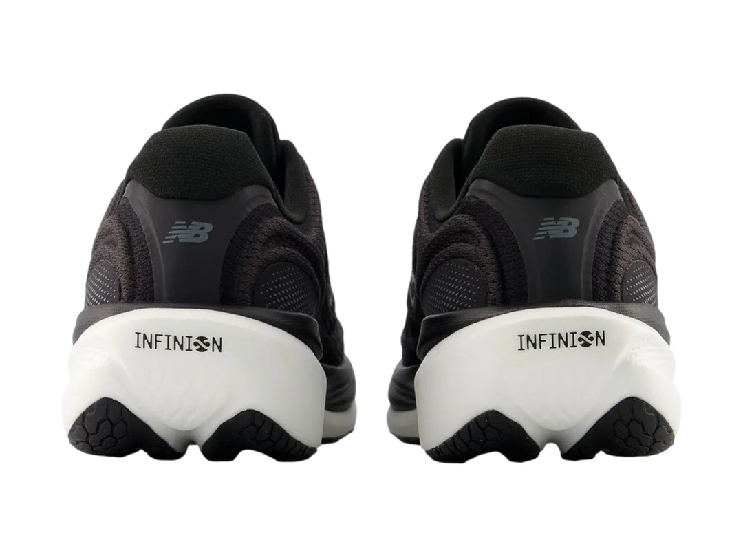 Tenis New Balance color negro con suela blanca y logotipo N en el lateral.