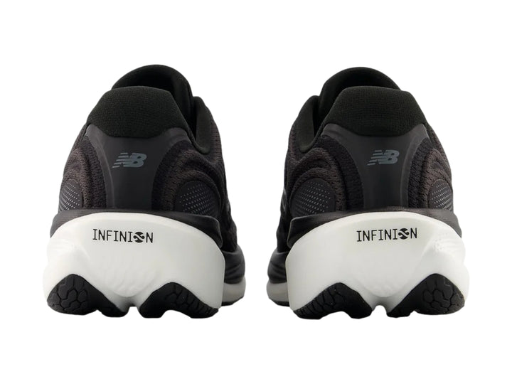 Tenis New Balance color negro con suela blanca y logotipo N en el lateral.