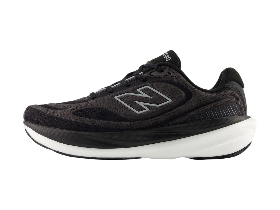 Tenis New Balance color negro con suela blanca y logotipo N en el lateral.